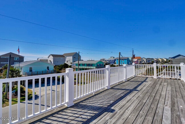 Building Photo - 1207 N Topsail Dr
