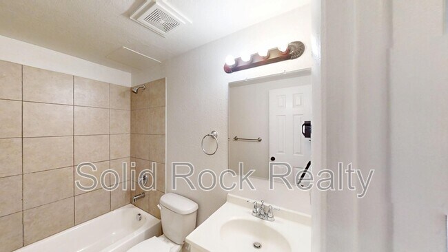 Building Photo - 3014 Mallard Dr