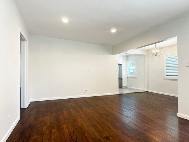 Building Photo - **2025 Euclid Ave Long Beach** Beautiful 3 bedroom 2 bath !!2 weeks free OAC!!