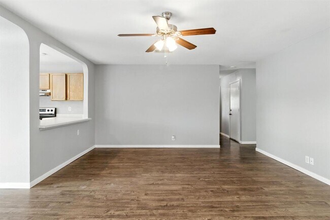 Building Photo - 2402 Glen Field Dr