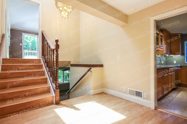 Building Photo - 7840 SW West Slope Dr