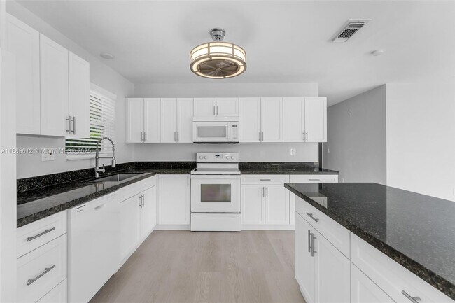 Building Photo - 4400 SW 89th Ave
