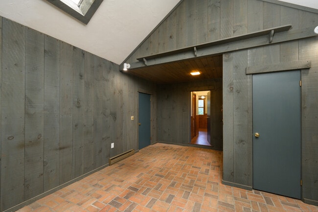Building Photo - 52B Fuller Mountain Rd