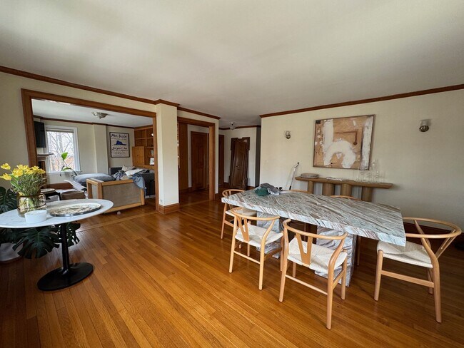 Building Photo - Move In June 1st 2026! 2 Bedroom 2 bath - Pet's OK - Wilmette