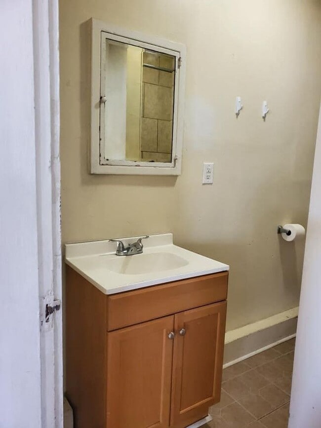 Building Photo - 504 Adams Ave