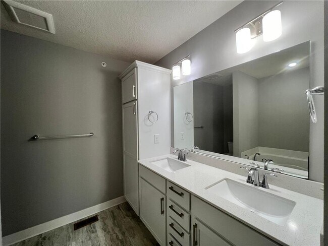 Building Photo - 7262 Alvarado Ln N
