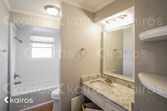 Building Photo - 204 NE 19th St