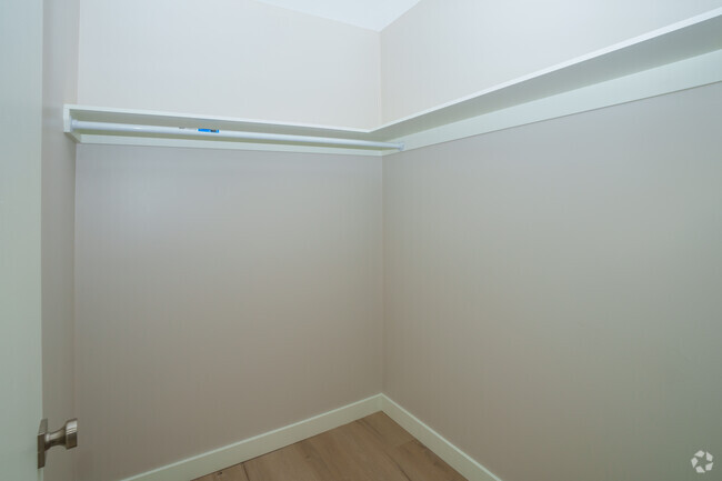 1.5BR, 1BA - 737SF - Closet - 400 West Broadway