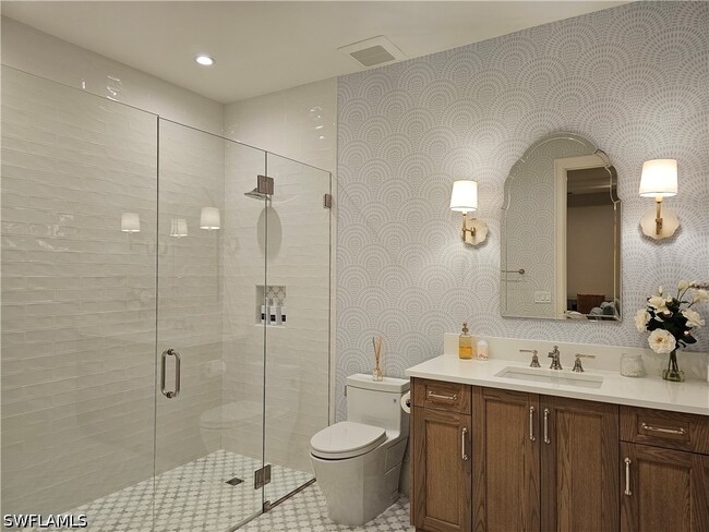 Building Photo - 637 Palm Cir W