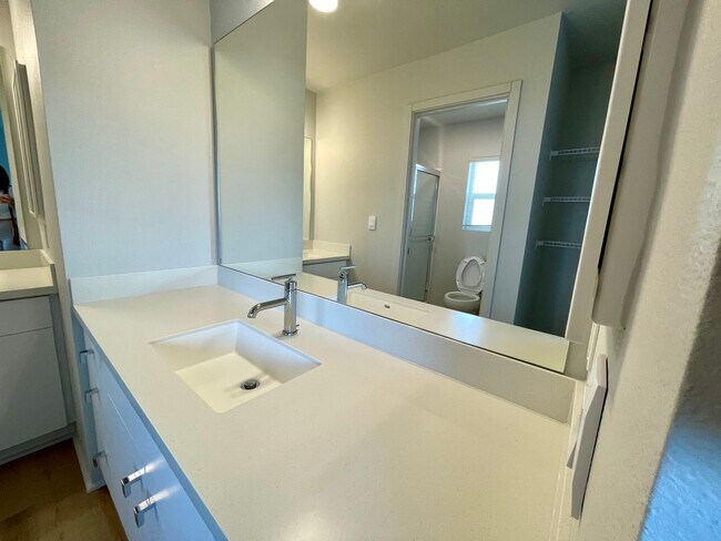 Building Photo - 2 Bedroom Townhome Available in BRAND NEW ...