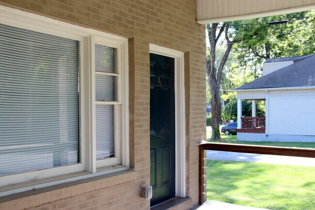 Building Photo - 2 Bedroom / 2 Bath Apartment with w/d hookups in East Nashville!
