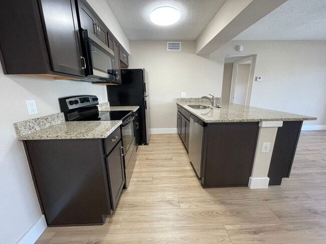 Building Photo - ANNUAL RENTAL -  1 BED / 1 BATH CONDO AT M...