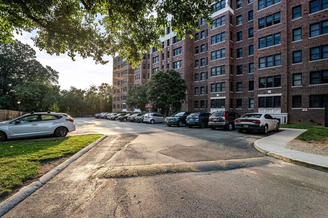 Building Photo - Available Now! Recently Updated, Spacious ...
