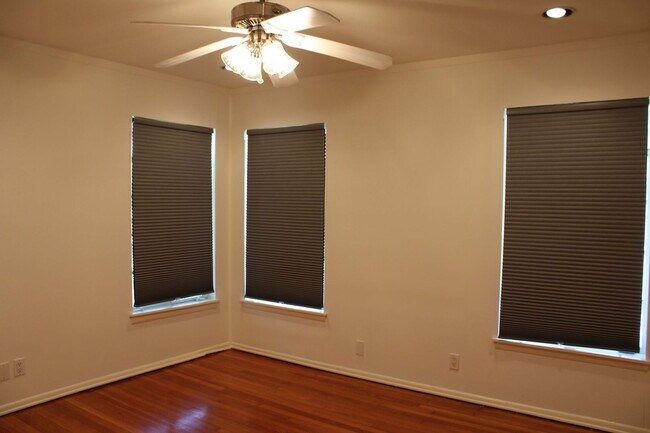 Building Photo - 2-BEDROOM IN TERRELL HILLS