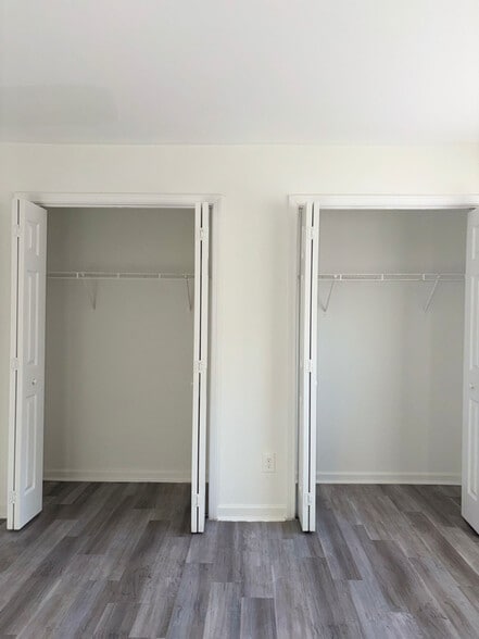 Building Photo - 4900 Central Dr