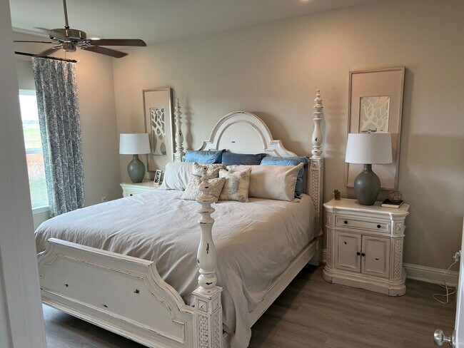 Building Photo - AVAILABLE IN NOVEMBER - Don't miss this op...