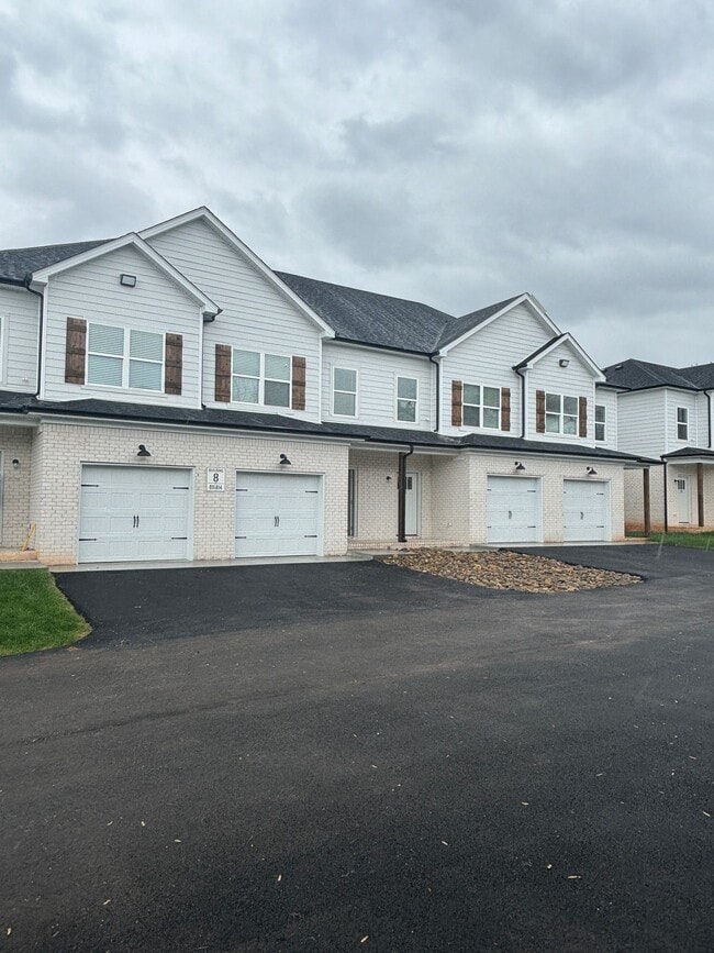 Building Photo - 2 Bedroom 2.5 Bathroom Townhouse