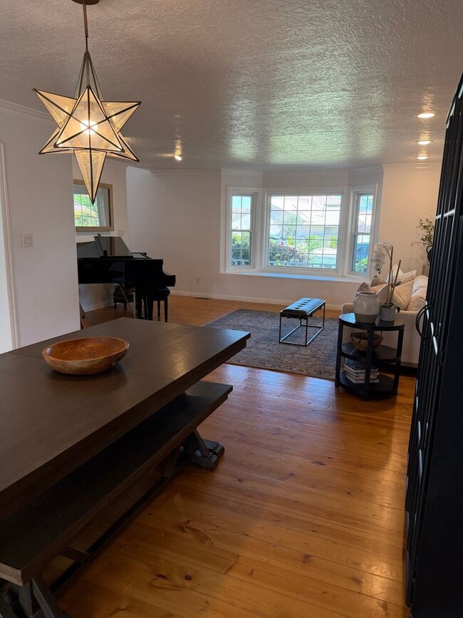 Building Photo - Beautiful 4 bedroom, 3 bathroom Home with a pool!!