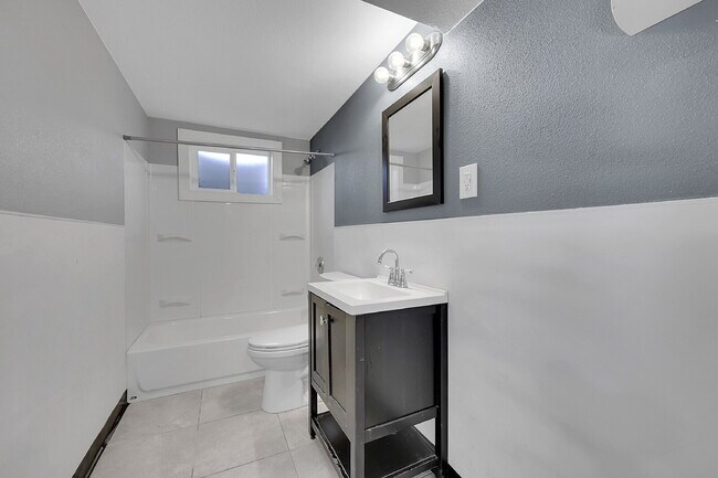 Building Photo - $2,295 - 4 Bed, 2 Bath Home in CO Springs ...