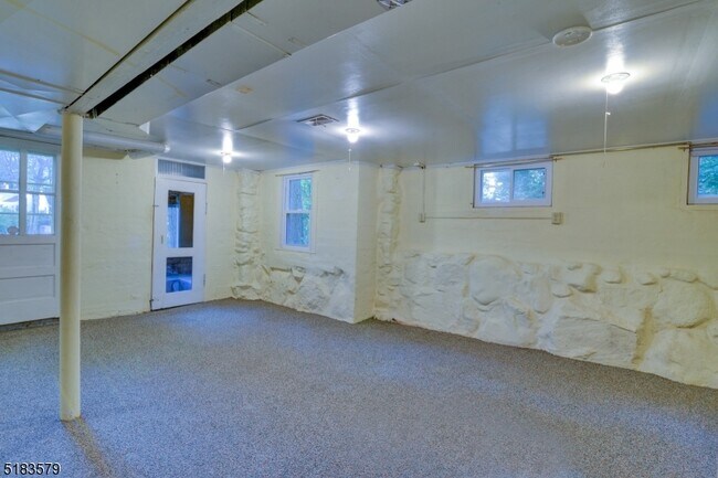 Building Photo - 15 Scenic Dr