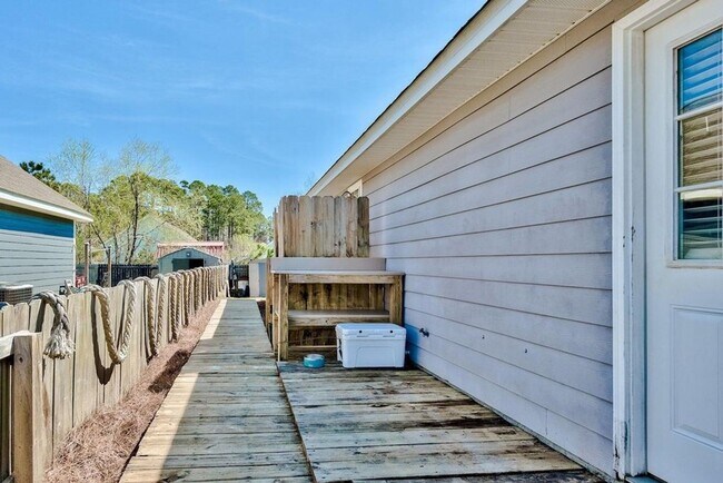 Building Photo - PRICE DROP!! Great 3-bedroom Florida cottage located in the heart of the Town of Santa Rosa