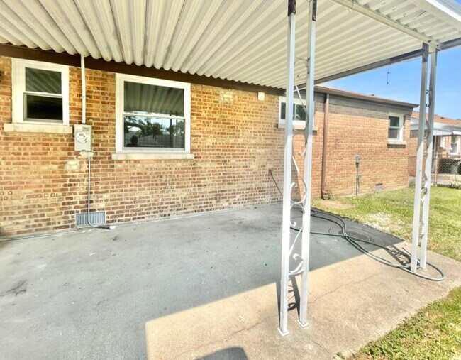Building Photo - 7033 Simpson St