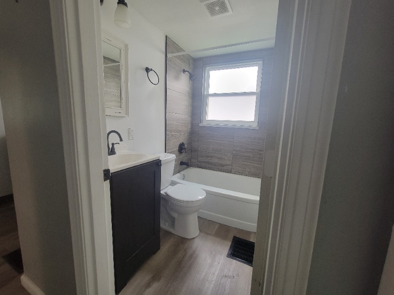 Building Photo - 215 Ryburn Ave
