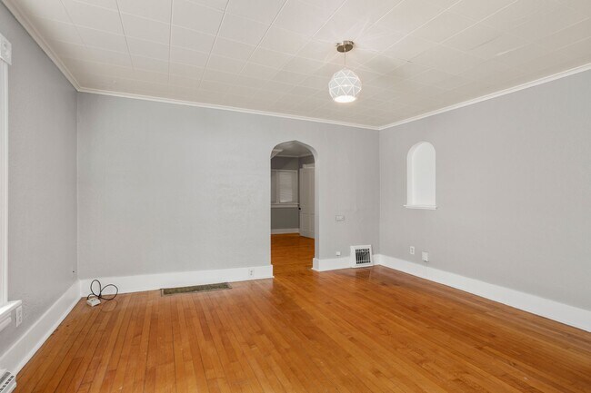 Building Photo - 617 W 8th Ave