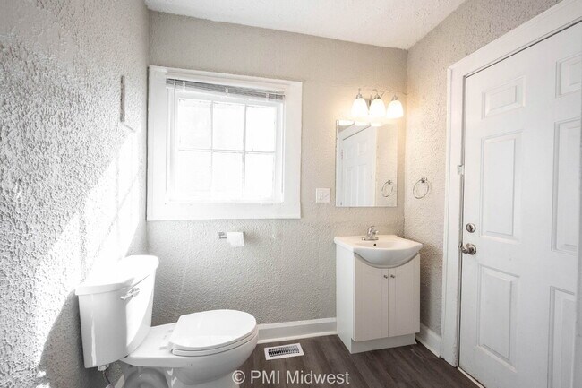 Building Photo - "Charming 3 Bedroom with Hardwood Floors in Indianapolis - Don't Miss Out!"