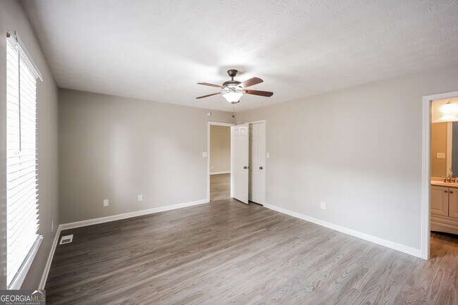 Building Photo - 334 Barr Cir