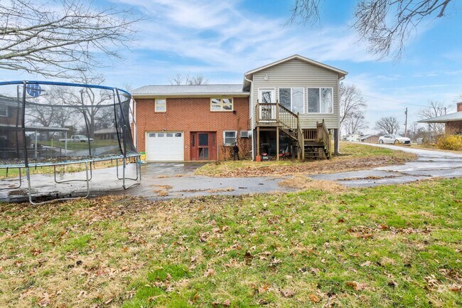 Building Photo - 3 Bedroom / 2.5 Bath Home ? Johnson City, TN