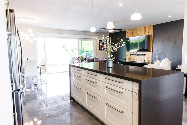 Building Photo - Gorgeous Fully Furnished 3 Bd 2 Bath Vacat...