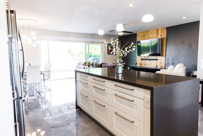 Building Photo - Gorgeous Fully Furnished 3 Bd 2 Bath Vacation Home!