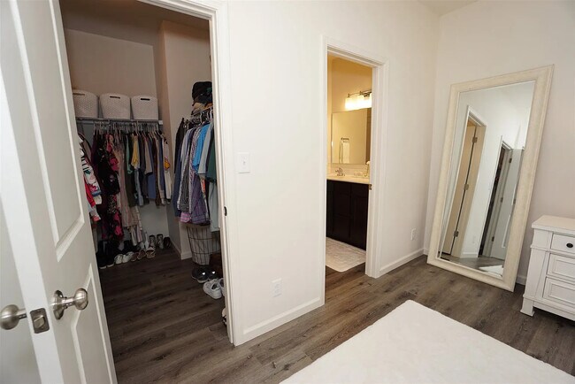 Building Photo - 2922 Poinciana Dr