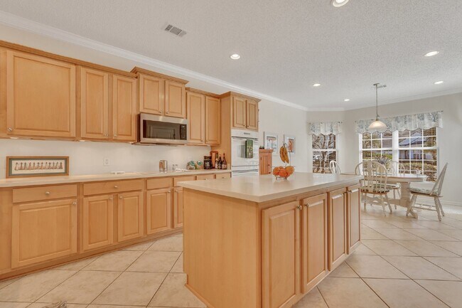 Building Photo - "Spacious Golf and Lagoon View 2 Bed, 2 Bath Rental Home in Sun City!