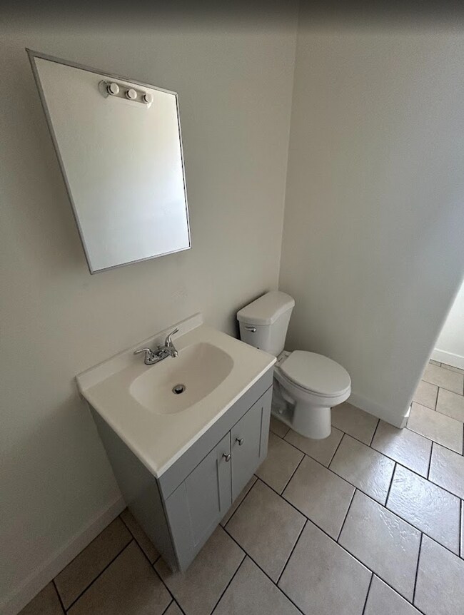 Building Photo - 1004- 06