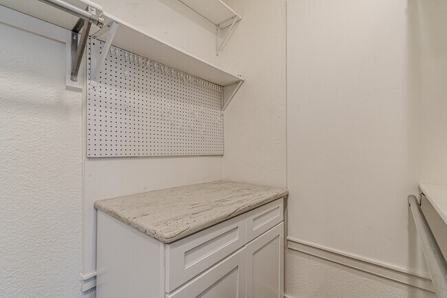 Building Photo - 311 W Mistletoe Ave