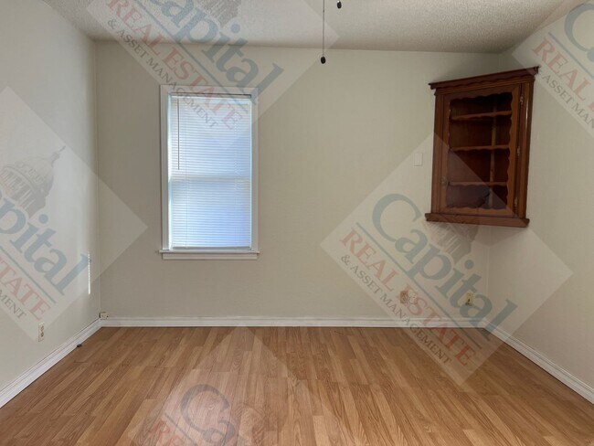 Building Photo - Cozy 2 Bedroom