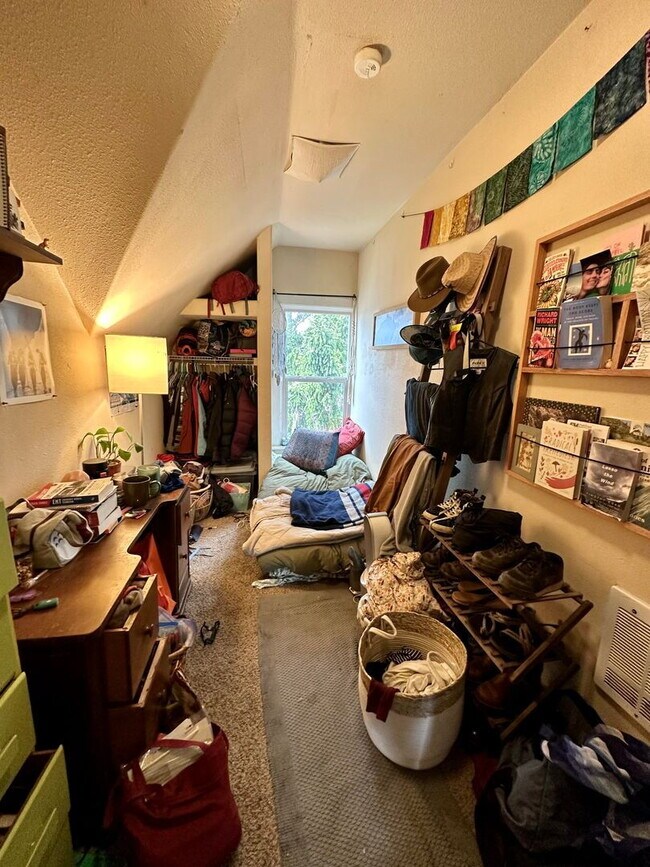 Building Photo - Spacious 7-Bed, 2-Bath Near Downtown Bellingham of Comfortable Living!