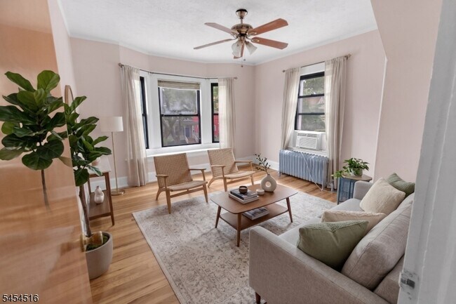Building Photo - 558 Argyle Ave