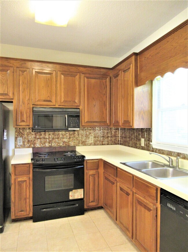 Building Photo - Home Available in Birmingham! Available to View Now! DEPOSIT PENDING!!!