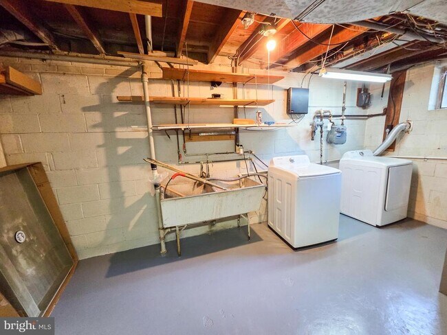 Building Photo - 305 Hillsboro Dr