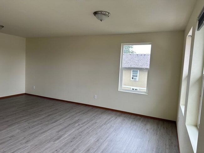 Building Photo - Beautiful 4 Bedroom / 3 Bath Home