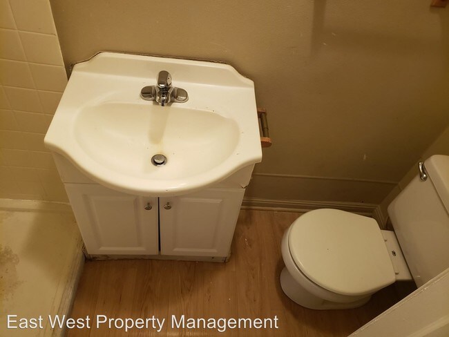 Building Photo - 1529 E 2nd St