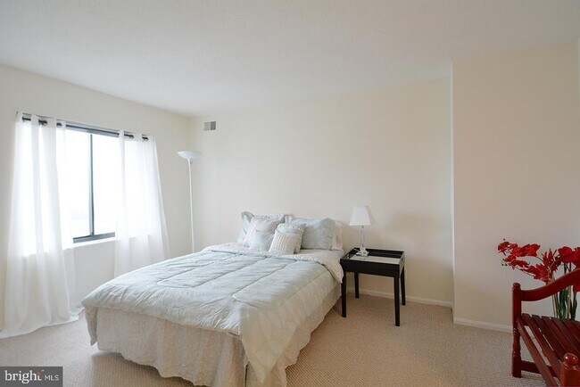 Building Photo - 307 Yoakum Pkwy