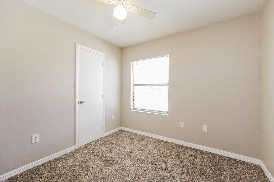 Building Photo - 800 Jarmilla Ln