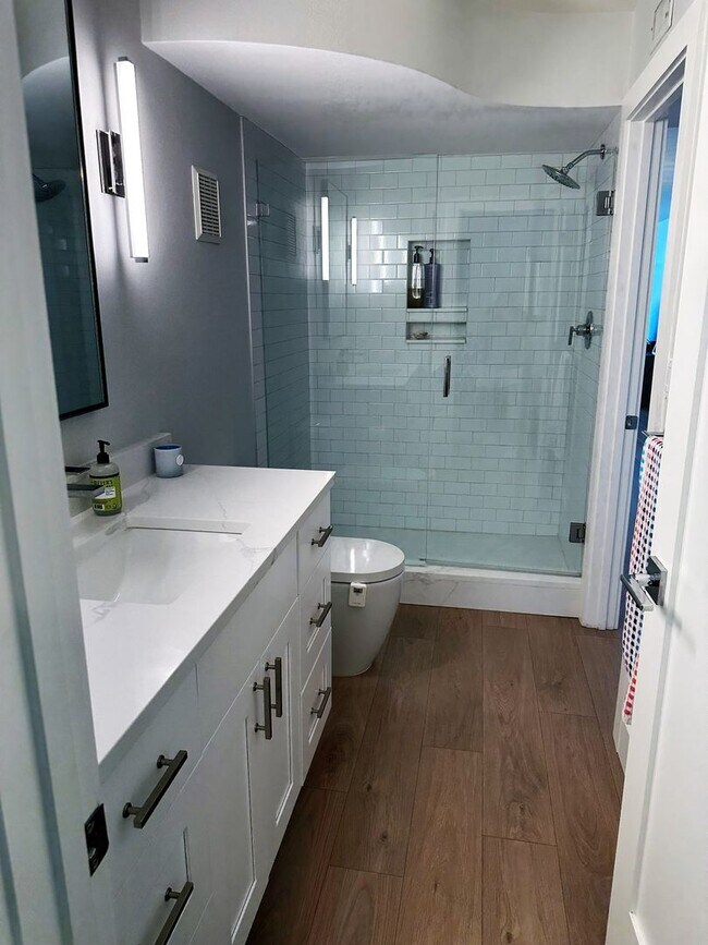 Building Photo - Gorgeous Updated Waterfront 2/2 Unfurnishe...