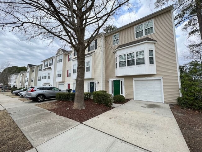 Building Photo - Beautiful Townhouse w/ 1st Floor Bedroom