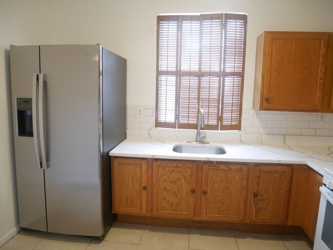 Building Photo - Spacious 3 Bedroom End Unit- Baltimore, MD