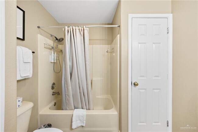 Building Photo - 14 W Bahama St